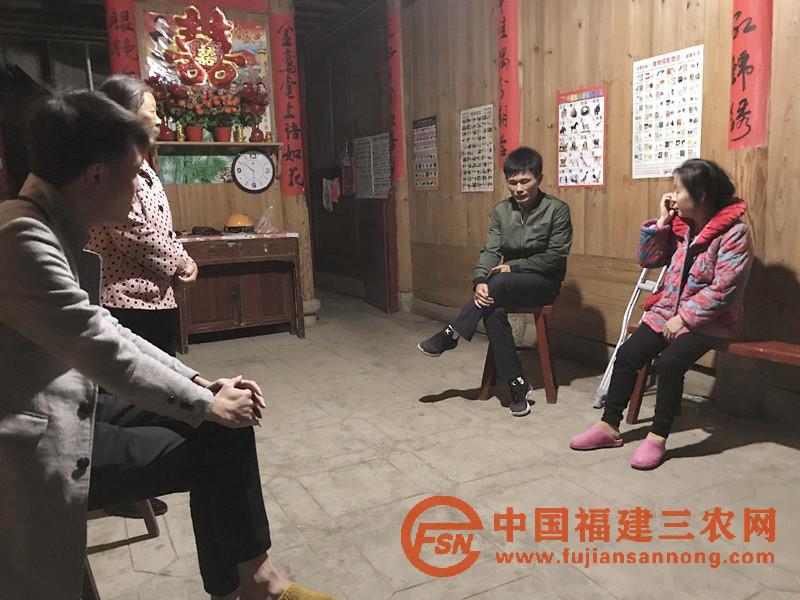 省派駐三萬(wàn)里村黨支部第一書記莊世堂（中）入戶走訪村民.JPG
