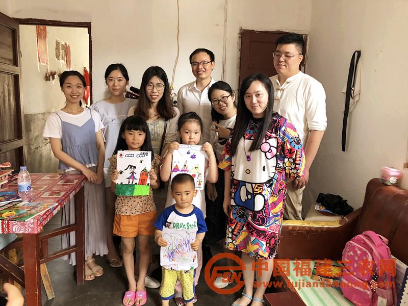 六一來臨之際，聯(lián)系省財政廳機關團委、羅源縣財政局團支部青年干部為村貧困戶小朋友送去學習用品.jpg