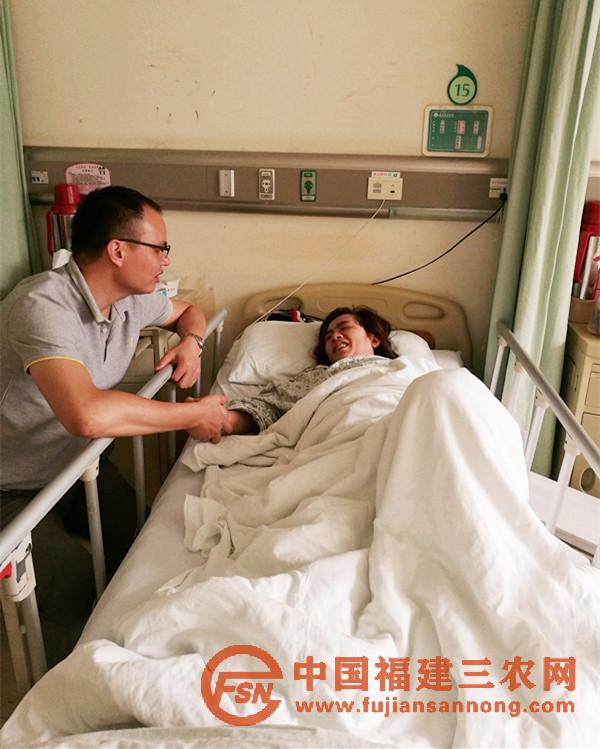到福建省立醫(yī)院看望腦出血的貧困戶，并幫助了解醫(yī)保報銷政策，對接治療醫(yī)生.jpg