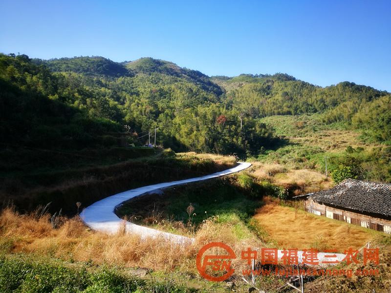 完成村內(nèi)三個自然村道路建設，方便村民出行.jpg