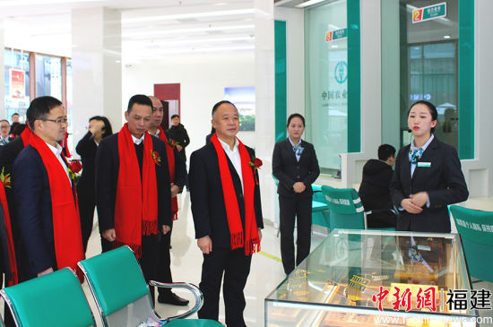圖為參觀財富管理中心。 林榕生 攝