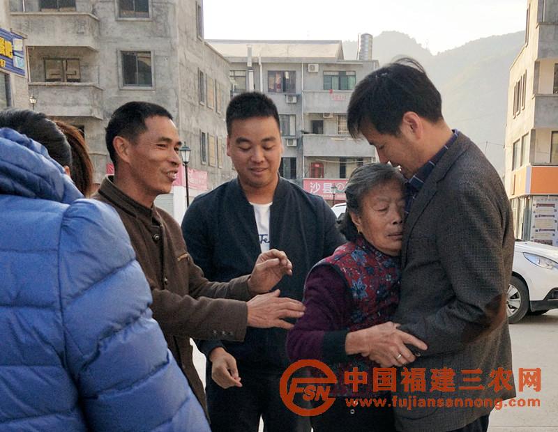 村老人視他為親人.jpg