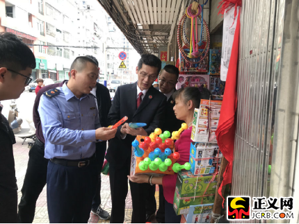 檢察官走訪學(xué)校周邊開展食品安全檢查。