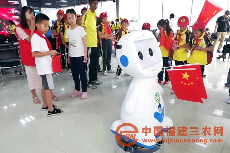 10月1日，閩藏少年兒童體驗(yàn)手動(dòng)操作人工智能農(nóng)業(yè)機(jī)器人“小睿”.jpg