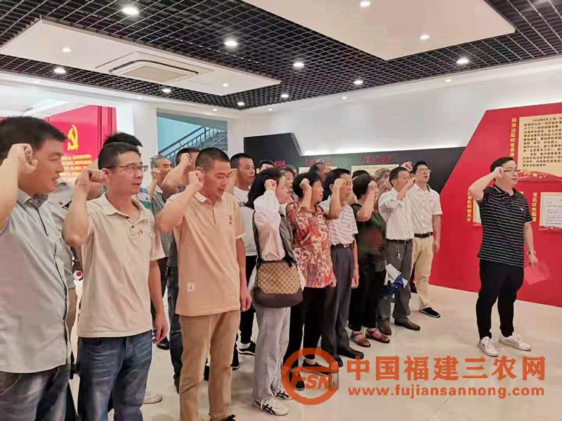 帶領(lǐng)黨員外出開(kāi)展主題黨日活動(dòng).jpg