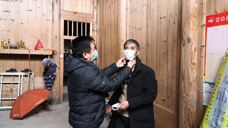 指導(dǎo)村民正確佩戴口罩.jpg