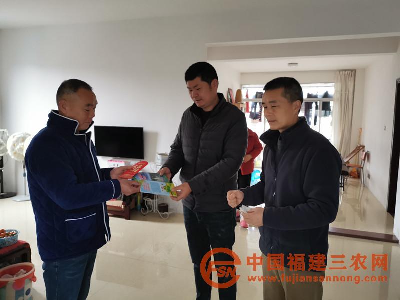 王大飛（左二）到困難群眾家中送惠民政策.jpg