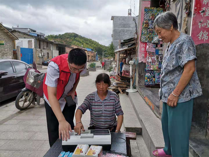 屏南聯(lián)社金融助理下鄉(xiāng)為老年人辦理業(yè)務(wù).jpg