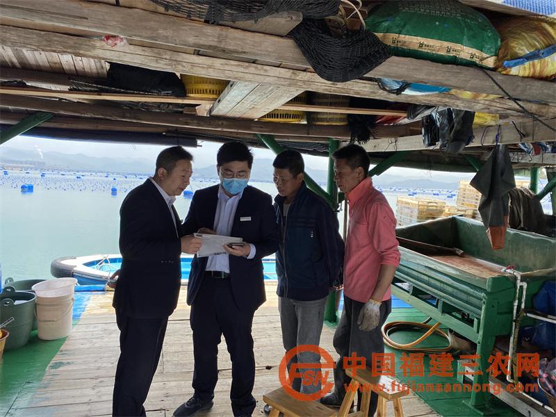 霞浦聯(lián)社金融助理上漁排逐戶宣傳最新信貸政策.jpg