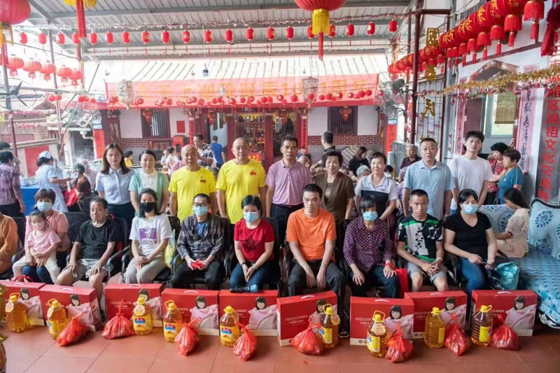 圖為莆田農(nóng)商銀行關(guān)愛特殊困難家庭傳播民生正能量_副本.jpg