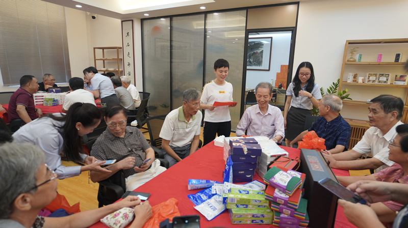 圖為莆田農(nóng)商銀行員工與退休中老年人歡聚一堂_副本.jpg