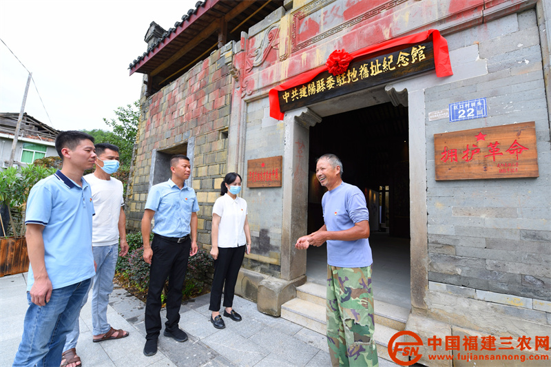 在中共建陽縣委、縣蘇維埃政府舊址紀(jì)念館前，今年72歲的老黨員肖瑞明正在給黨群干部講黨史。（黃杰敏 攝）.jpg