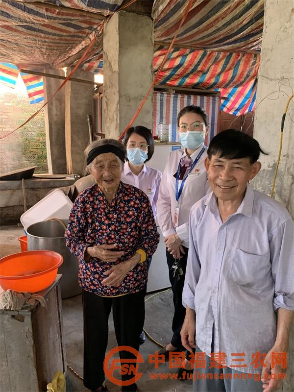 霞浦聯(lián)社工作人員“雙上門”為老人進(jìn)行身份代理核實(shí).jpg