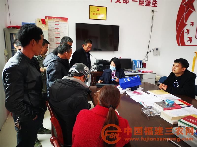 霞浦聯(lián)社工作人員為老年人激活社?？?jpg