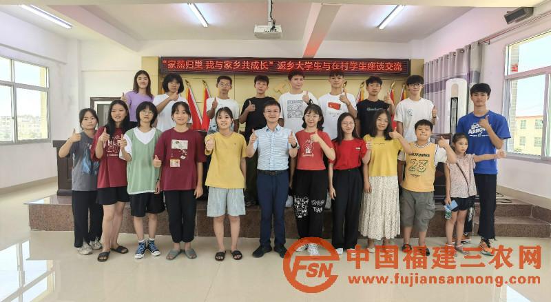 梅嶺鎮(zhèn)臘洲村返鄉(xiāng)大學(xué)生與在村學(xué)生座談交流活動(dòng)合影1_meitu_3_meitu_8.jpg