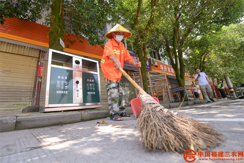 光澤縣寨里鎮(zhèn)環(huán)衛(wèi)工人在街上進(jìn)行路面清潔和垃圾分類收集。（ 黃杰敏 攝） (5).jpg