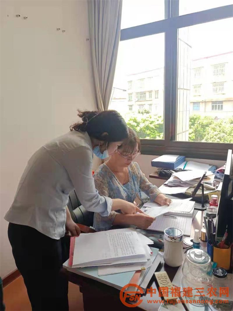 金融助理為貧困學(xué)子辦理證明材料.jpg