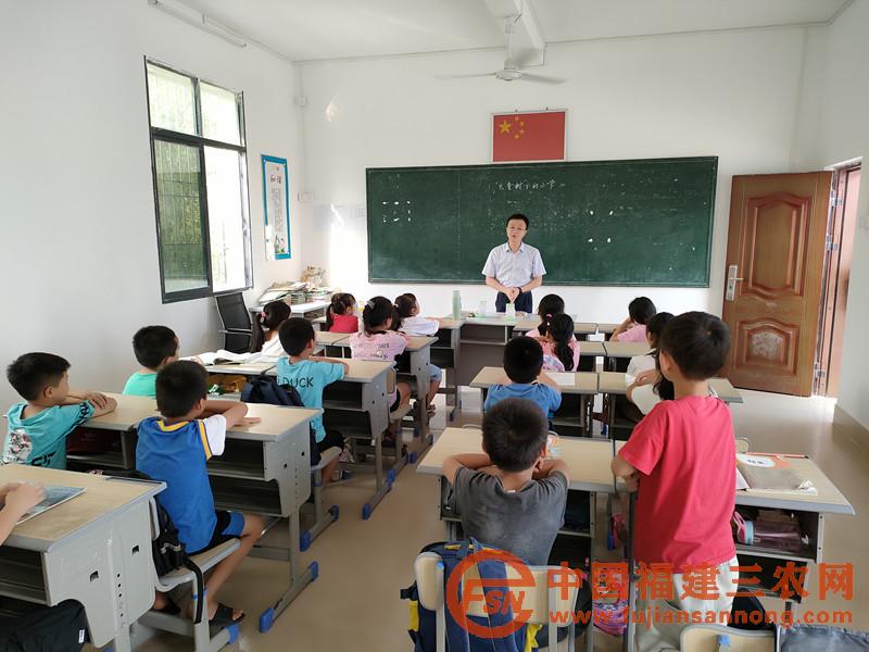 省派駐村第一書記梁志埠為臘洲小學(xué)生上好開學(xué)第一堂課.jpg