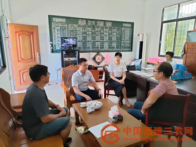 省派駐村第一書記梁志埠（左二）與臘洲小學(xué)教師們探討交流教育精準(zhǔn)幫扶，助力鄉(xiāng)村振興.jpg