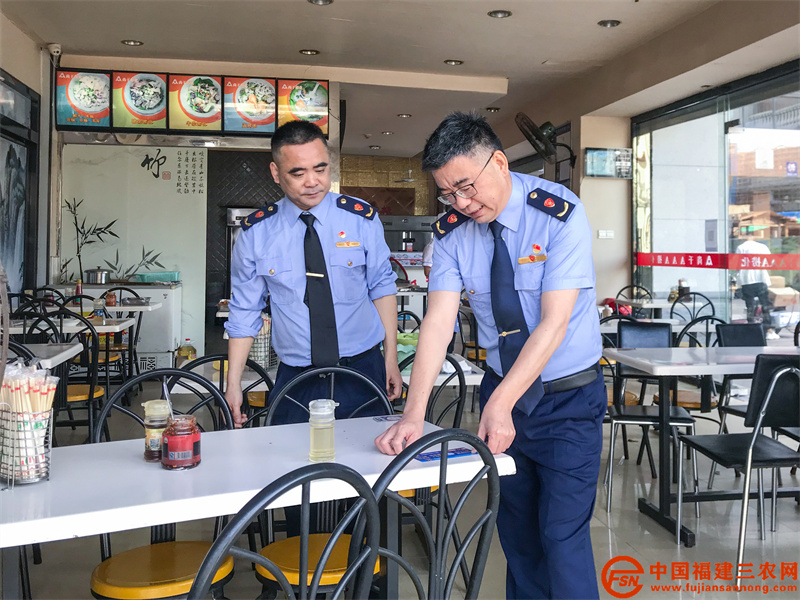 臺(tái)江區(qū)市場(chǎng)監(jiān)管局工作人員粘貼文明餐桌標(biāo)識(shí)。（ 王志遠(yuǎn) 攝）.jpg