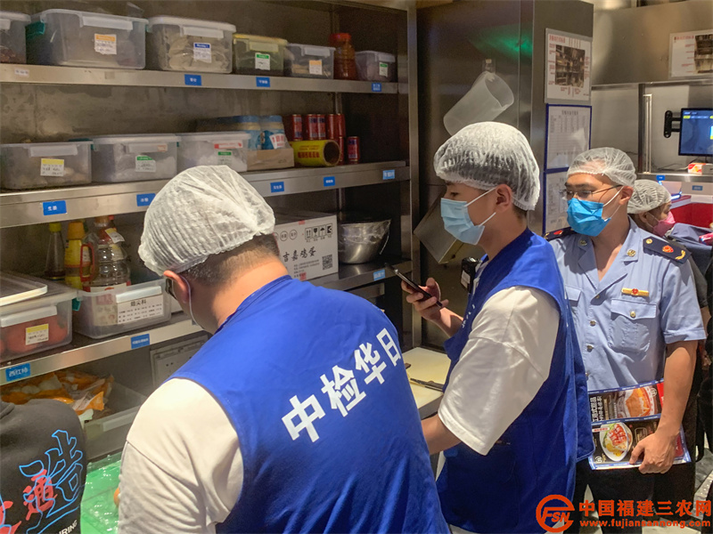 臺(tái)江區(qū)市場(chǎng)監(jiān)管局執(zhí)法人員突擊抽檢餐飲單位食材。（ 王志遠(yuǎn) 攝）.jpg