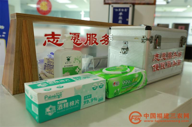 志愿服務(wù)站設(shè)置防疫物品.JPG