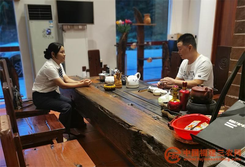 林燕春拜訪客戶照片.jpg
