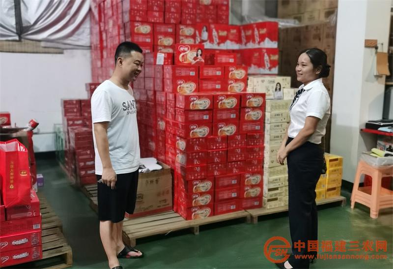 林燕春與查看走訪客戶倉庫照片.jpg