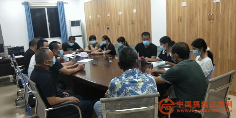 主持召開疫情防控健康管理家家訪部署會照片.jpg