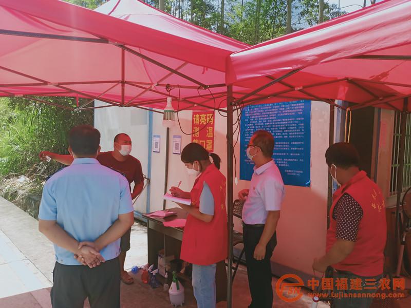 張明惠在草洋健康監(jiān)測點(diǎn)值班照片 (2).jpg
