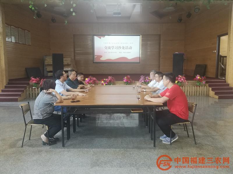 活動(dòng)現(xiàn)場(chǎng)交流討論.jpg