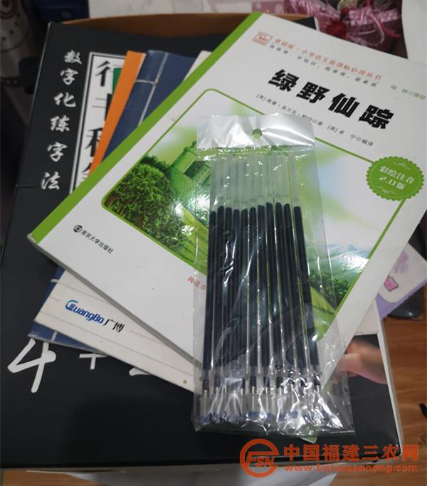 送給孩子的部分書籍和學習用品.jpg