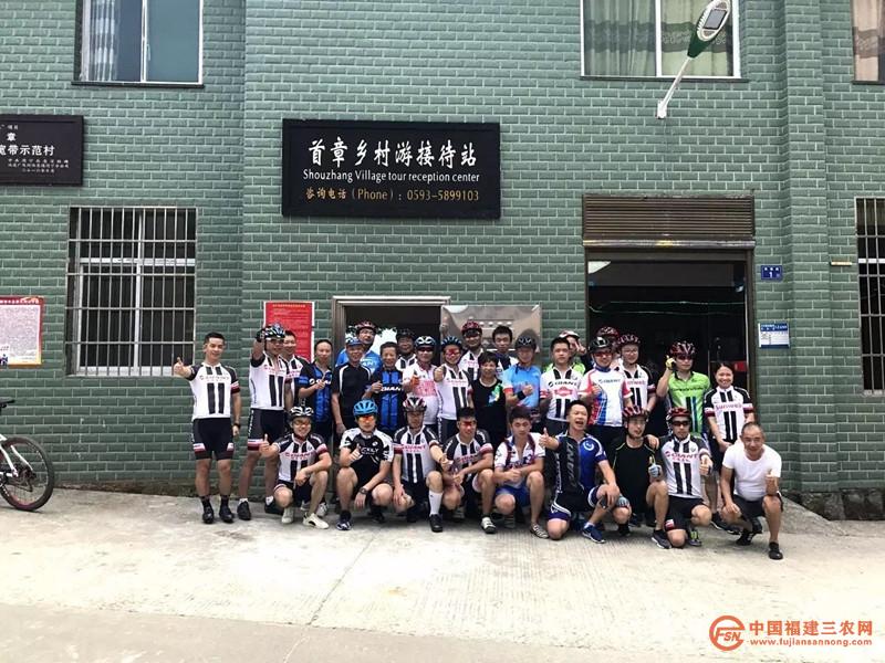 鄉(xiāng)村旅游接待站接待游客.jpg