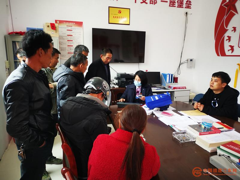霞浦聯社工作人員進村為客戶提供金融服務_副本.jpg