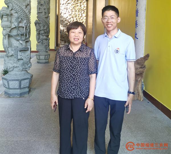 到首章村報到第一天，村黨支部書記陳桂清（左）與駐村干部朱俊平合影.jpg
