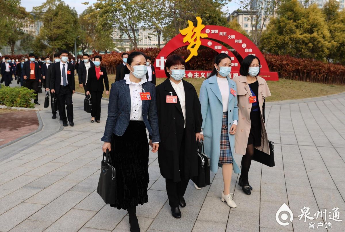 與會人員陸續(xù)走向泉州人民會堂（陳起拓 攝） 1