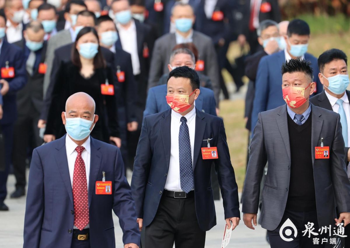 與會人員陸續(xù)走向泉州人民會堂（陳起拓 攝）