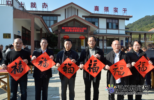 迎新年 送春聯(lián) 翰墨飄香暖人心