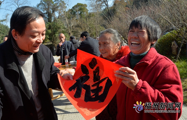 迎新年 送春聯(lián) 翰墨飄香暖人心