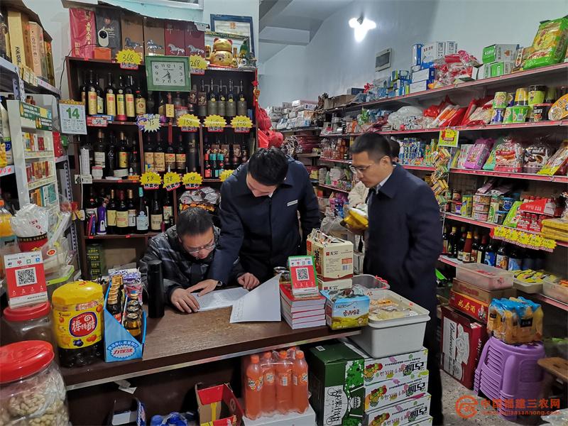 圖1：霞浦聯(lián)社金融助理走訪周邊商戶.jpg