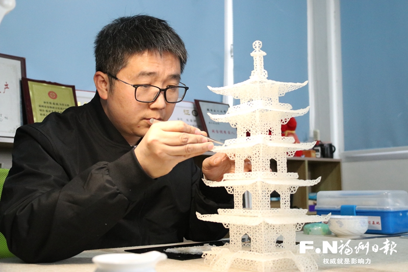 非遺傳承人陳國銳：12500粒大米砌出縮微版寶塔
