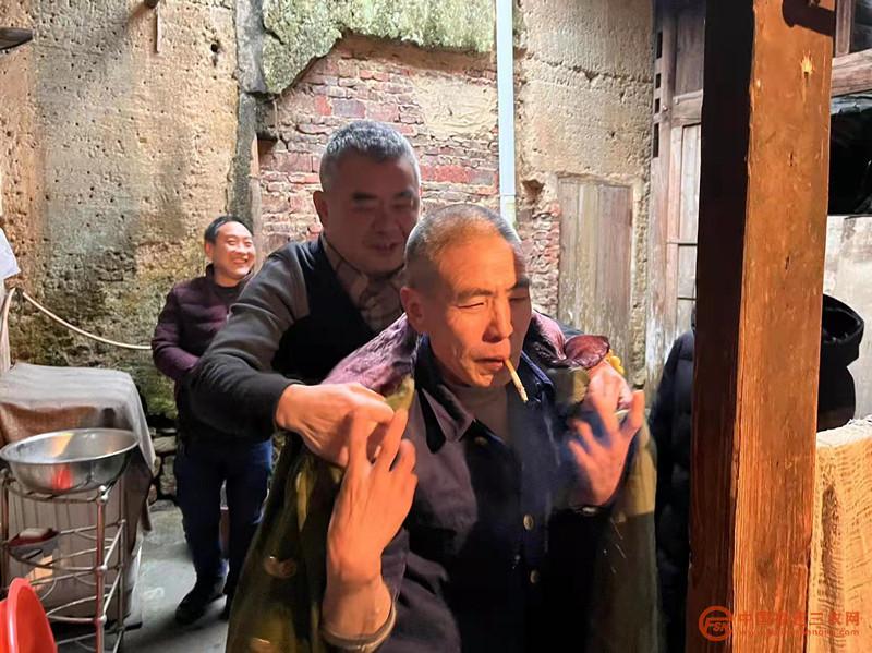 林彬為村民送上防寒棉衣.jpg