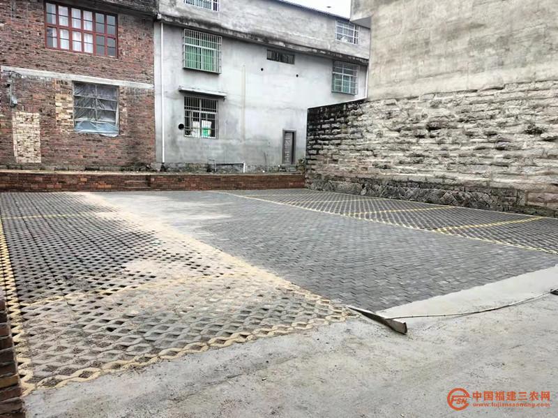 新修建的停車場.jpg
