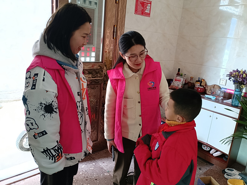 樊麗麗（中）走訪慰問(wèn)家庭困難兒童.jpg