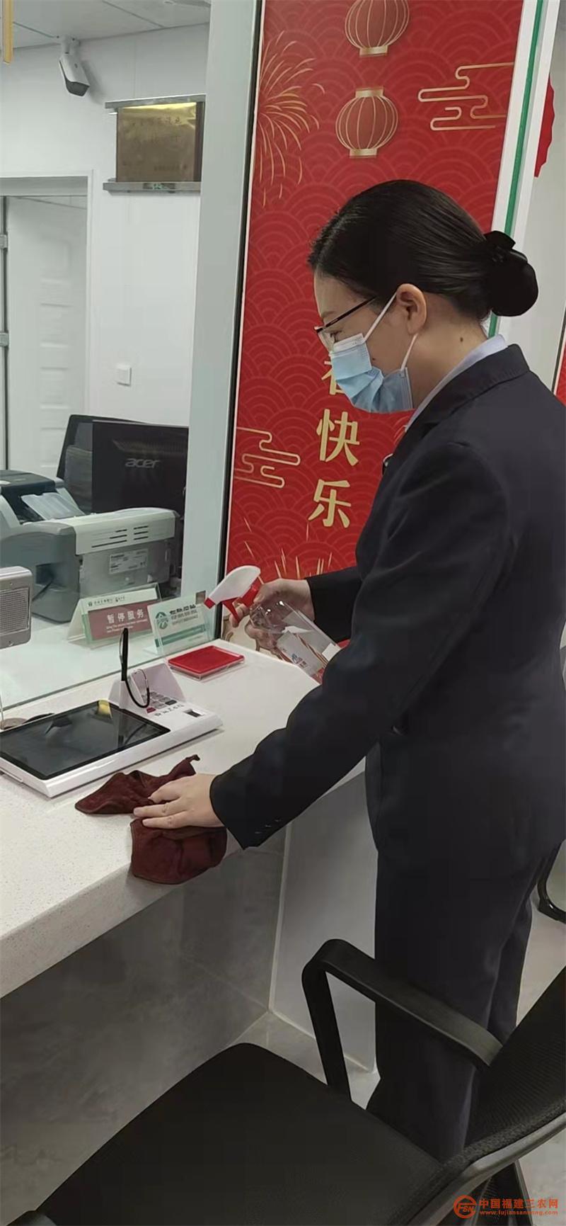 漳浦農(nóng)商銀行工作人員進(jìn)行營業(yè)廳消殺.jpg