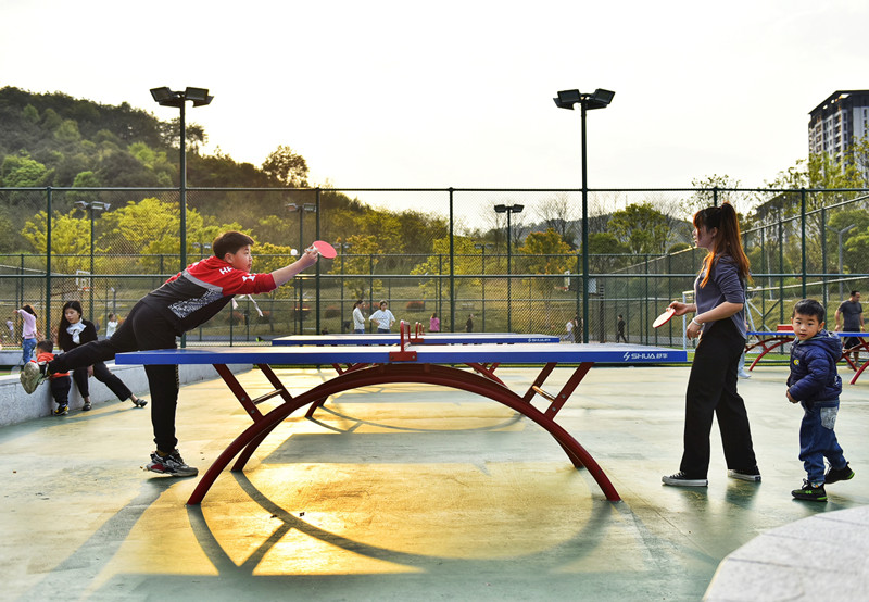 市民在云谷公園運動區(qū)打乒乓球.jpg