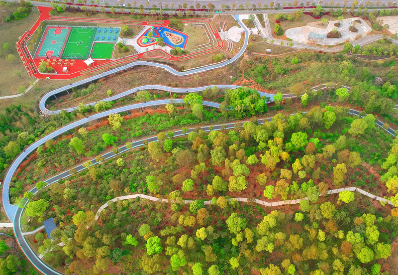 云谷公園運動區(qū)在休閑慢道和公園入口之間形成了一個過渡地帶，風(fēng)景如畫。.JPG