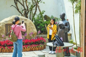 坊巷逢春氣象新