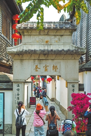 坊巷逢春氣象新
