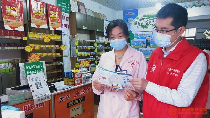 3 漳平農(nóng)商銀行金融助理走訪群眾普及金融知識(shí).jpg